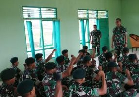 ket foto : Komandan Pussenif Kodiklatad, Letjen TNI Arif Rahman saat memberikan arahan kepada anggota Ton 1 Kipan C 631R/Antang, Jumat 14 Januari 2022.